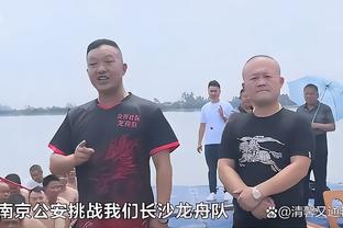 梅西广告牌的头遭踹掉，事后一名女球迷将广告牌仔细复原